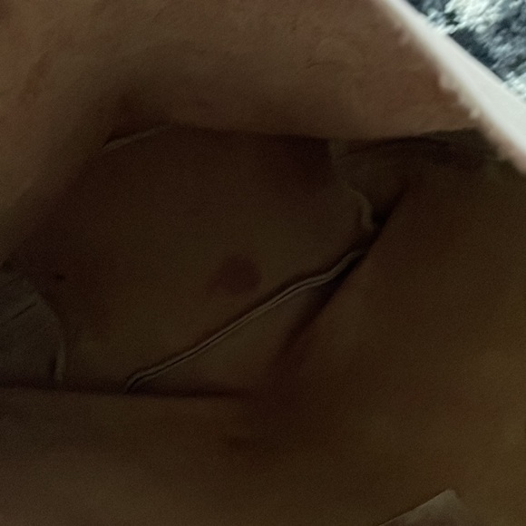 Able crossbody bag. - Picture 5 of 7